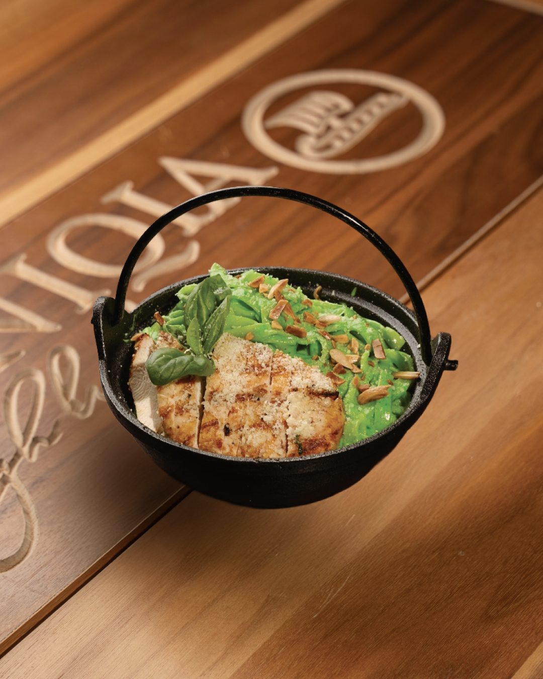 تالياتيلا دجاج بالحبق